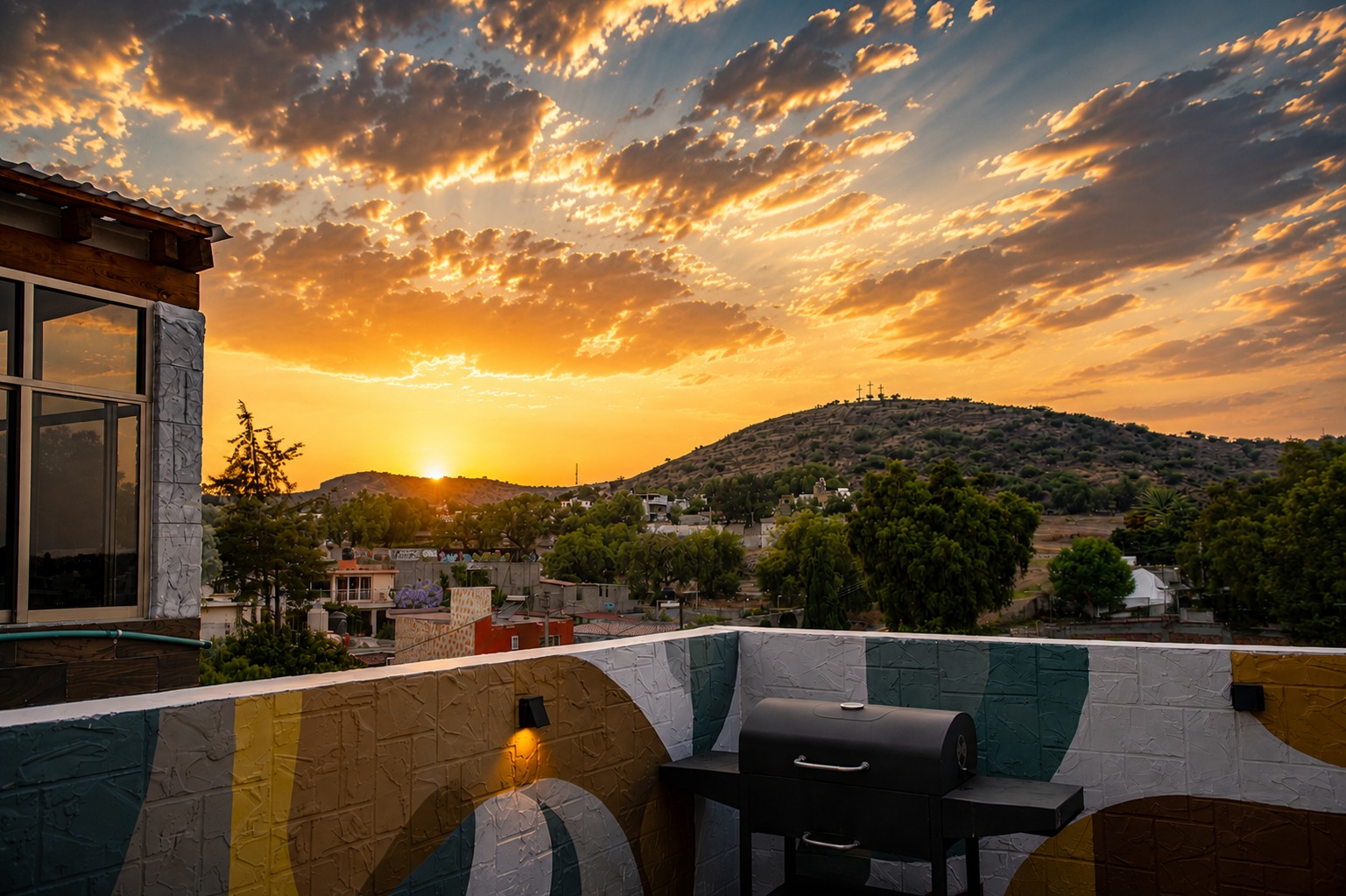 Atardecer dorado en la terraza rooftop con vista a las montañas de Teotihuacán