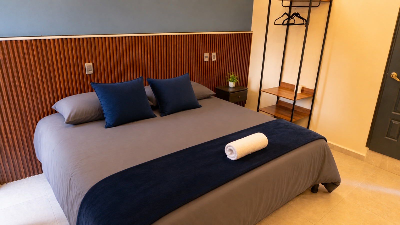Suite King de lujo con cabecera de madera y lencería premium en Teotihuacán
