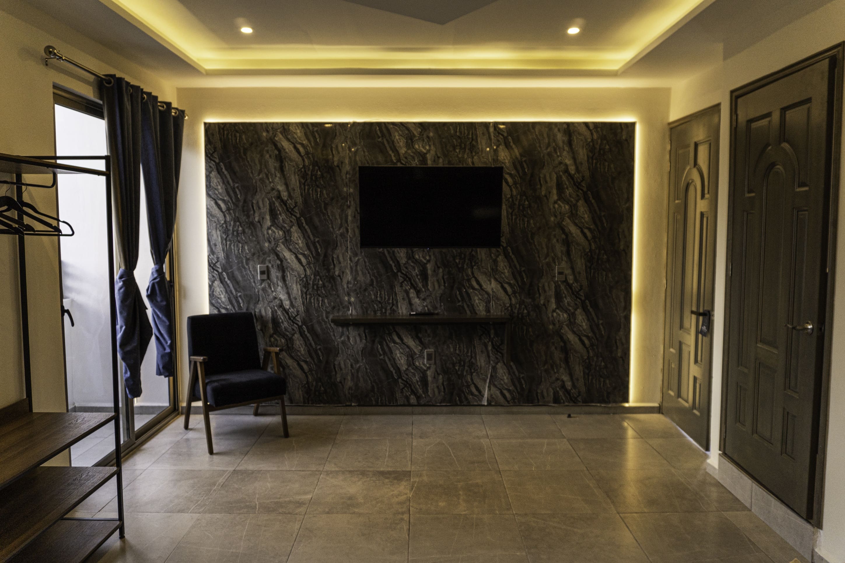 Interior boutique con decoración prehispánica en hotel Teotihuacán